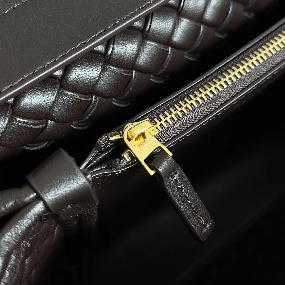 Batch 2320 BV patti bag is full of three-dimensional quilted leather strips. Low-key luxury is often hidden in details and craftsmanship. This bag opens and closes casually, and is simple and elegant overall. It is equipped with a detachable shoulder strap, which can be carried cross-body or carried by hand to match different outfits. The interior is designed with double layers and a small zippered compartment to ensure the safety of private items. No matter the capacity, shape or privacy, it is full of security when you go out. Style number: 776783 Size: 19*26*11cm